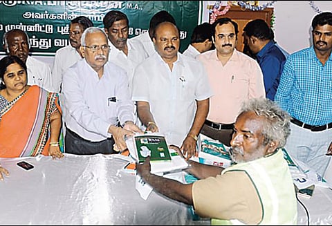 சிதம்பரம் நகராட்சி துப்புரவு பணியாளர்களுக்கு புத்தாடை பாண்டியன் எம்.எல்.ஏ. வழங்கினார்