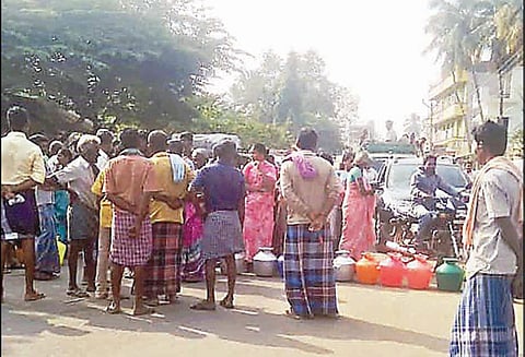 குடிநீர் கேட்டு அமரகுந்தி ஊராட்சி மன்ற அலுவலகத்தை காலிக்குடங்களுடன் பொதுமக்கள் முற்றுகை சாலைமறியலுக்கும் முயன்றதால் பரபரப்பு