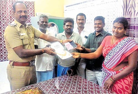 ஊத்துக்கோட்டை அருகே தவறவிட்ட நகை, பணத்தை மீட்டு ஒப்படைத்த விவசாயி பொதுமக்கள் பாராட்டு