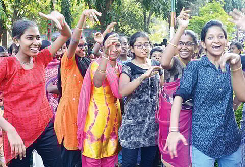ஈரோடு வ.உ.சி. பூங்காவில் காணும் பொங்கல் விழா கொண்டாட்டம் பெண்கள் ஆடிப்பாடி மகிழ்ந்தனர்