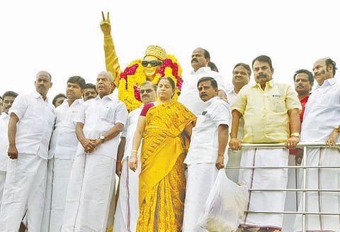 102-வது பிறந்தநாளையொட்டி எம்.ஜி.ஆர். சிலைக்கு மாலை அணிவிப்பு