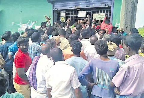 பழவேற்காட்டில் மதுக்கடையில் குவிந்த மது பிரியர்கள்