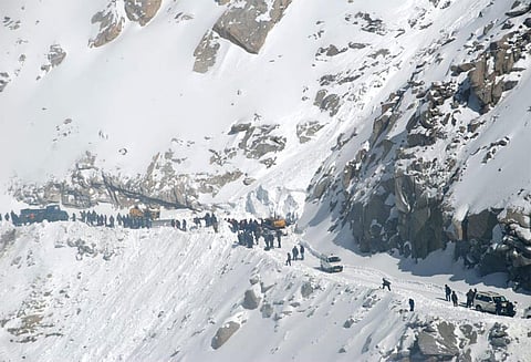 காஷ்மீர்: பனிச்சரிவில் சிக்கி 5 தொழிலாளர்கள் பலி