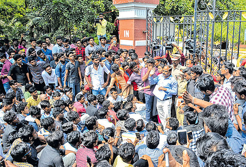 அண்ணா பல்கலைக்கழக புதிய தேர்வு முறை: என்ஜினீயரிங் மாணவர்கள் போராட்டம்