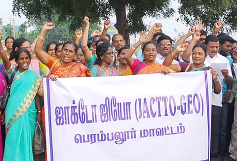 பெரம்பலூரில் அரசு ஊழியர்கள்-ஆசிரியர்கள் ஆர்ப்பாட்டம்