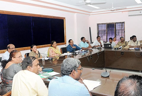 அரசலூரில் 27-ந் தேதி ஜல்லிக்கட்டு நடத்துவது குறித்த ஆலோசனை கூட்டம் கலெக்டர் சாந்தா தலைமையில் நடந்தது