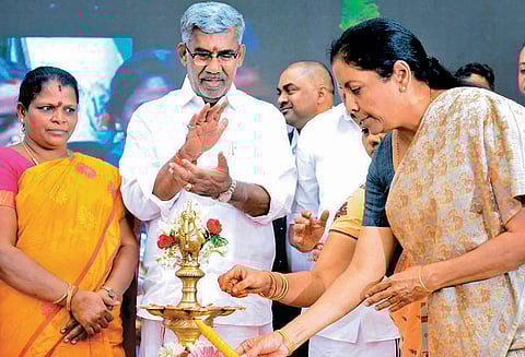 ராணுவ தளவாட உற்பத்தி வழித்தடம் தமிழகத்தில் ரூ.3 ஆயிரம் கோடி முதலீடு மத்திய மந்திரி நிர்மலா சீதாராமன் தொடங்கிவைத்தார்