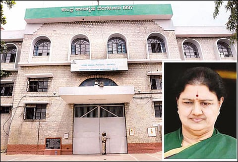 பெங்களூரு பரப்பனஅக்ரஹாரா சிறையில் சசிகலாவுக்கு சிறப்பு வசதிகள் செய்தது உண்மை விசாரணை அறிக்கையில் அம்பலம்