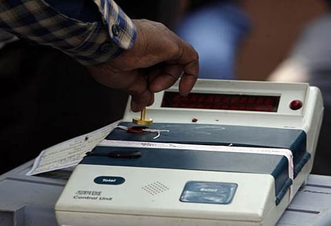 மின்னணு ஓட்டுப்பதிவு எந்திரங்கள் மூலமாக 2014-ம் ஆண்டு நாடாளுமன்ற தேர்தலில் தில்லுமுல்லு - எந்திரங்களை வடிவமைத்த இணைய நிபுணர் தகவல்