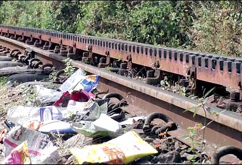 குன்னூர்- மேட்டுப்பாளையம் இடையே ரெயில் தண்டவாளத்தில் பிளாஸ்டிக் கழிவுகள்