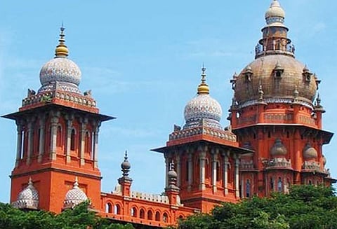 அரைகுறை அறிக்கை தாக்கல் பள்ளி கல்வித்துறை செயலாளர், இயக்குனர் நேரில் ஆஜராக வேண்டும் ஐகோர்ட்டு உத்தரவு