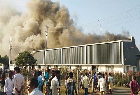 சென்னிமலையில் பிளாஸ்டிக் கதவு தொழிற்சாலையில் பயங்கர தீ விபத்து பல லட்சம் ரூபாய் மதிப்பிலான எந்திரம்– பொருட்கள் எரிந்து நாசம்