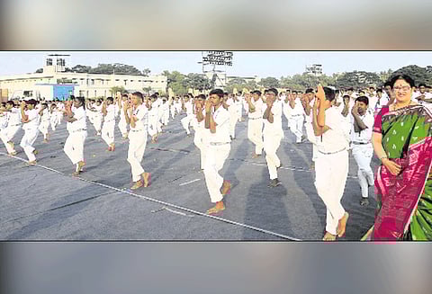 இந்து ஆன்மிக கண்காட்சியை முன்னிட்டு 10 ஆயிரம் மாணவர்கள் பங்கேற்ற யோகா பயிற்சி சென்னையில் நடந்தது