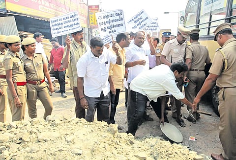 அதிகாரிகள் நடவடிக்கை எடுக்காததால் குண்டும், குழியுமான சாலையை சீரமைக்க முயன்ற 30 பேர் கைது