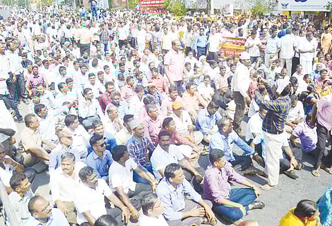 சேலத்தில் போராட்டம் நீடிப்பு: அரசு ஊழியர்கள், ஆசிரியர்கள் சாலைமறியல்; 2,850 பேர் கைது