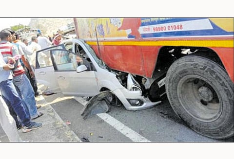 மோதிய வேகத்தில் பஸ்சின் அடிப்பகுதியில் புகுந்த கார்: கணவன், மனைவி, மகன் உடல் நசுங்கி சாவு நாசிக் அருகே பரிதாபம்