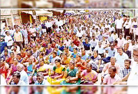 9 அம்ச கோரிக்கைகளை வலியுறுத்தி அரசு ஊழியர்கள்-ஆசிரியர்கள் சாலை மறியல் - 1,200 பேர் கைது