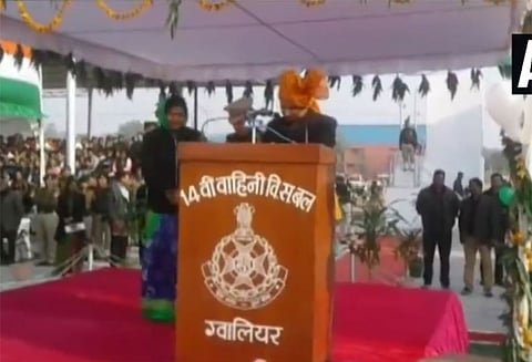 குடியரசு தின உரையை நிறுத்தி ஆட்சியரை வாசிக்க சொன்ன பெண் மந்திரி