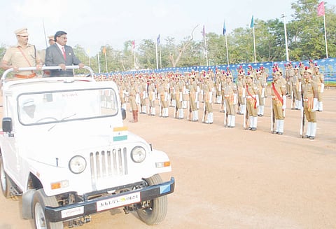 புதுக்கோட்டையில் குடியரசு தின விழா தேசிய கொடியை கலெக்டர் ஏற்றினார் மாணவ, மாணவிகளின் கலை நிகழ்ச்சி நடந்தது