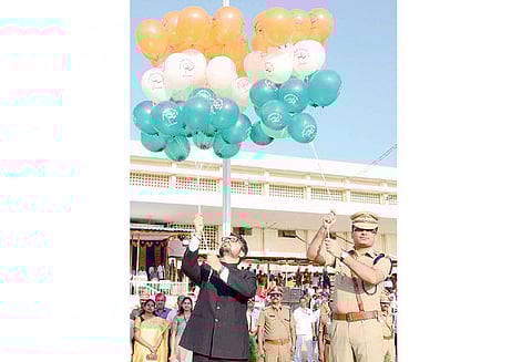 நாகர்கோவிலில் குடியரசு தின விழா: கலெக்டர் தேசிய கொடி ஏற்றினார் மாணவ- மாணவிகளின் கலை நிகழ்ச்சிகள் நடந்தன