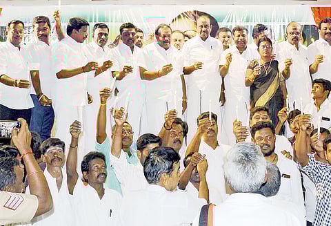 திருவாரூர் தொகுதியில் இடைத்தேர்தலை நிறுத்தக்கோரி அதிகாரிகளிடம் கெஞ்சிய மு.க.ஸ்டாலின் அமைச்சர் தகவல்