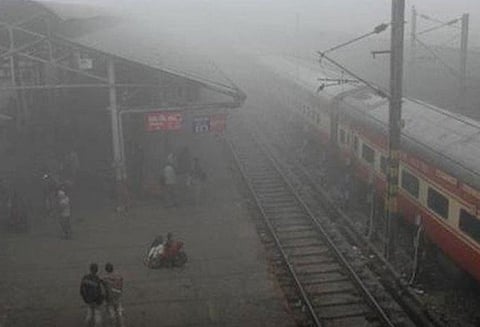 டெல்லியில் கடும் பனி; 13 ரெயில்கள் காலதாமதமுடன் இயக்கம்