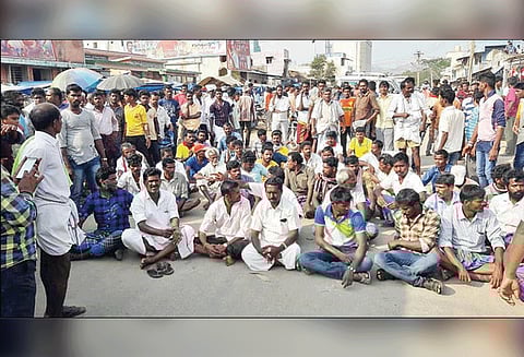 எருதுவிடும் விழாவின் போது இருதரப்பினர் மோதல்; சாலை மறியல் போலீஸ் தடியடி-பரபரப்பு