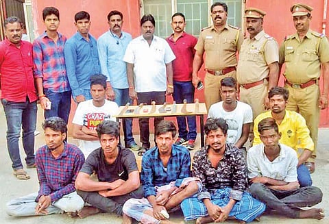 காசிமேட்டில், முன்விரோதம் காரணமாக அண்ணன்-தம்பி உள்பட 3 பேருக்கு அரிவாள் வெட்டு 8 பேர் கைது