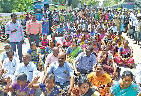 தூத்துக்குடி மாவட்டத்தில் 5-வது நாளாக வேலைநிறுத்தம்: ஜாக்டோ-ஜியோ அமைப்பினர் சாலை மறியல்; 976 பேர் கைது