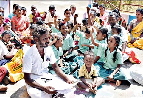 கலெக்டர் அலுவலகத்தில் கோவில் பெயரை மாற்றக்கோரி குழந்தைகளுடன் கிராம மக்கள் ஆர்ப்பாட்டம்