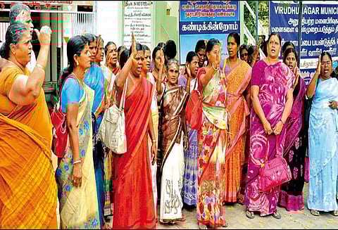 மாவட்டம் முழுவதும் 92 சதவீத ஆசிரியர்கள் பணிக்கு திரும்பினர் 1750 அரசு ஊழியர்கள் வேலை நிறுத்தம்