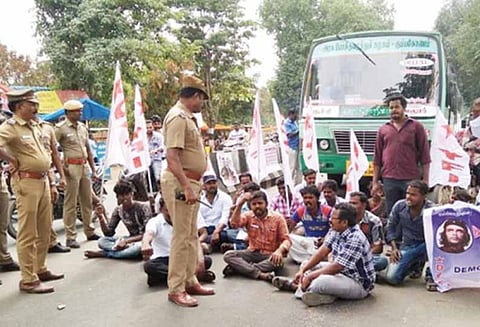 இந்திய ஜனநாயக வாலிபர் சங்கத்தினர் கோரிக்கைகளை வலியுறுத்தி சாலை மறியல் - 20 பேர் கைது