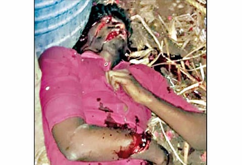 ஒட்டன்சத்திரம் பஸ்நிலையம் முன்பு பூக்கடையில் வாலிபர் வெட்டிக் கொலை