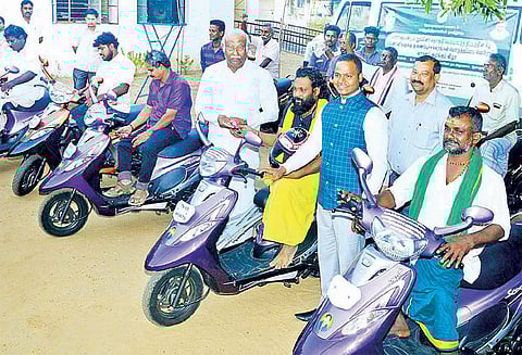 பாராளுமன்ற உறுப்பினர் நிதியில் இருந்து மாற்றுத்திறனாளிகளுக்கு ஸ்கூட்டர் அன்வர்ராஜா எம்.பி. வழங்கினார்