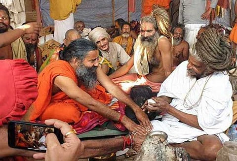 புகைக்கும் பழக்கத்தை கைவிட வேண்டும்: கும்பமேளாவில் சாதுக்களுக்கு ராம்தேவ் அறிவுரை