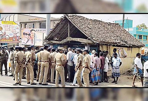 போக்குவரத்துக்கு இடையூறாக உள்ள விநாயகர் கோவிலை இடிக்கும் பணி தடுத்து நிறுத்தம்