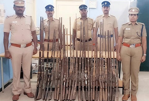 அஞ்செட்டி அருகே மரத்தடியில் வீசப்பட்ட 27 நாட்டுத்துப்பாக்கிகள் பறிமுதல்