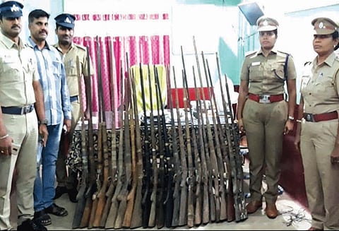 தேன்கனிக்கோட்டை அருகே கேட்பாரற்று கிடந்த 24 நாட்டுத்துப்பாக்கிகள் பறிமுதல்