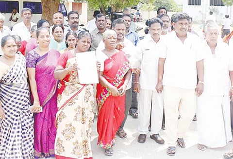வரகனேரியில் தனிநபர்கள் பாலம் கட்ட பொதுமக்கள் எதிர்ப்பு குறைதீர்க்கும் கூட்டத்தில் புகார்