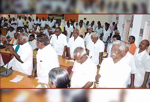 ராஜாவாய்க்காலில் முன்அறிவிப்பு இன்றி தண்ணீர் நிறுத்தம் குறைதீர்க்கும் நாள் கூட்டத்தில் விவசாயிகள் குற்றச்சாட்டு