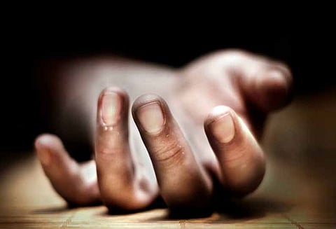 மாடு மீது மோட்டார் சைக்கிள் மோதி டிரைவர் பலி