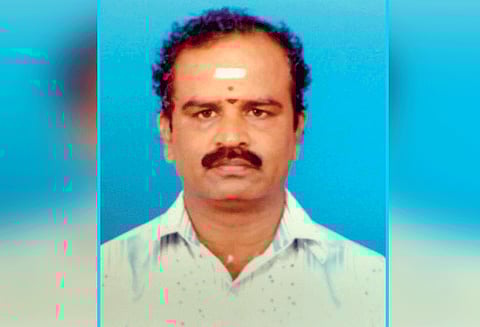 கடன் தொல்லையால் தனியார் பள்ளி ஆசிரியர் கிணற்றில் குதித்து தற்கொலை