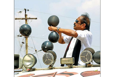 நெல்லை மாவட்ட எல்லையில் வைகோ கருப்பு கொடி போராட்டத்தில் கல்வீச்சு ம.தி.மு.க.- பா.ஜனதாவினர் மோதலால் பரபரப்பு