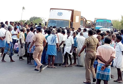 விக்கிரவாண்டி ஒழுங்குமுறை விற்பனைக்கூடத்தில், தாமதமாக பணம் பட்டுவாடா செய்வதாக கூறி விவசாயிகள் சாலை மறியல்