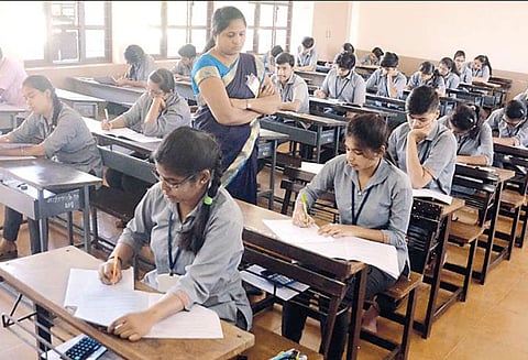 கர்நாடகத்தில் பி.யூ.சி. 2-ம் ஆண்டு பொதுத்தேர்வு தொடங்கியது மாணவ-மாணவிகள் ஆர்வமாக எழுதினார்கள்