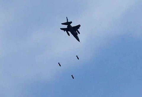 இந்திய விமானி என தவறாக கருதி சொந்த மக்களால் அடித்து கொல்லப்பட்ட பாகிஸ்தானிய விமானி