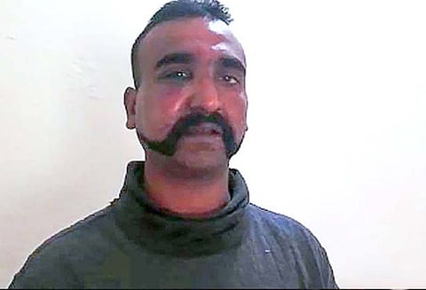 4 மணி நேரம் தாமதம் ஏன்? அபிநந்தனிடம் வீடியோ வாக்குமூலம் பெற்ற பாகிஸ்தான்