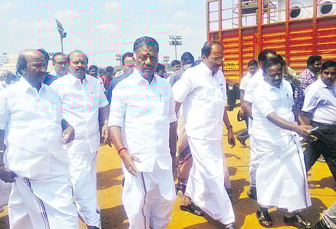 6-ந்தேதி மோடி வருகை 3 இடங்களில் ஹெலிகாப்டர் இறங்குதளம் ஓ.பன்னீர்செல்வம் நேரில் ஆய்வு