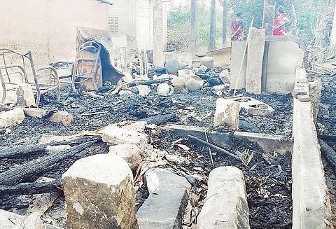 வேதாரண்யத்தில் 3 கூரை வீடுகள் எரிந்து நாசம் ரூ.10 லட்சம் பொருட்கள் சேதம்