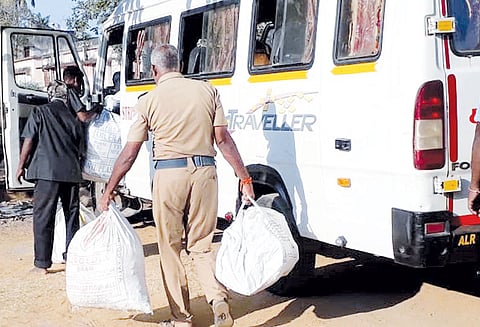 மீன்சுருட்டி அருகே நாட்டு வெடி தயாரித்த 3 பேர் கைது